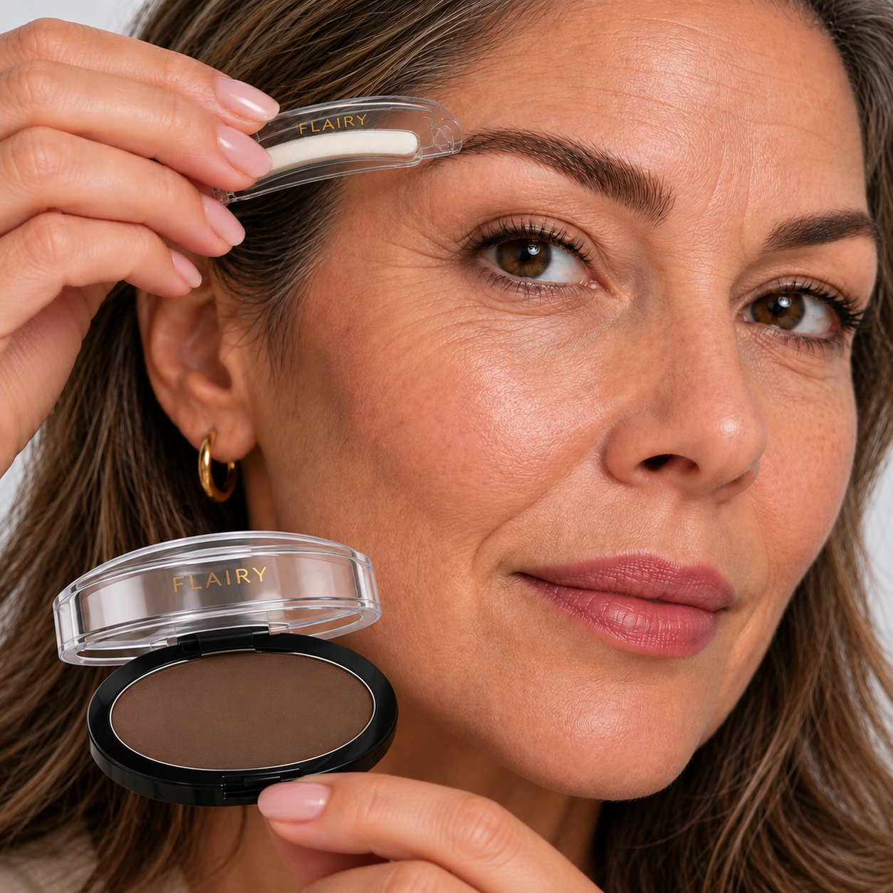 Flairy Brow Stamp – Frau mit natürlichem Augenbrauen-Look